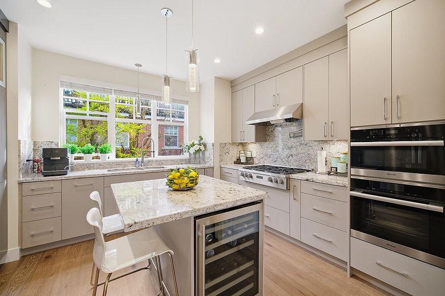 2160 W 8th Avenue Vancouver, BC - 5