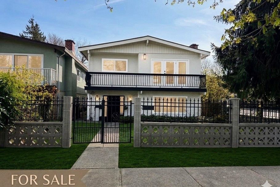 2790 W 12th Avenue Vancouver, BC - 1