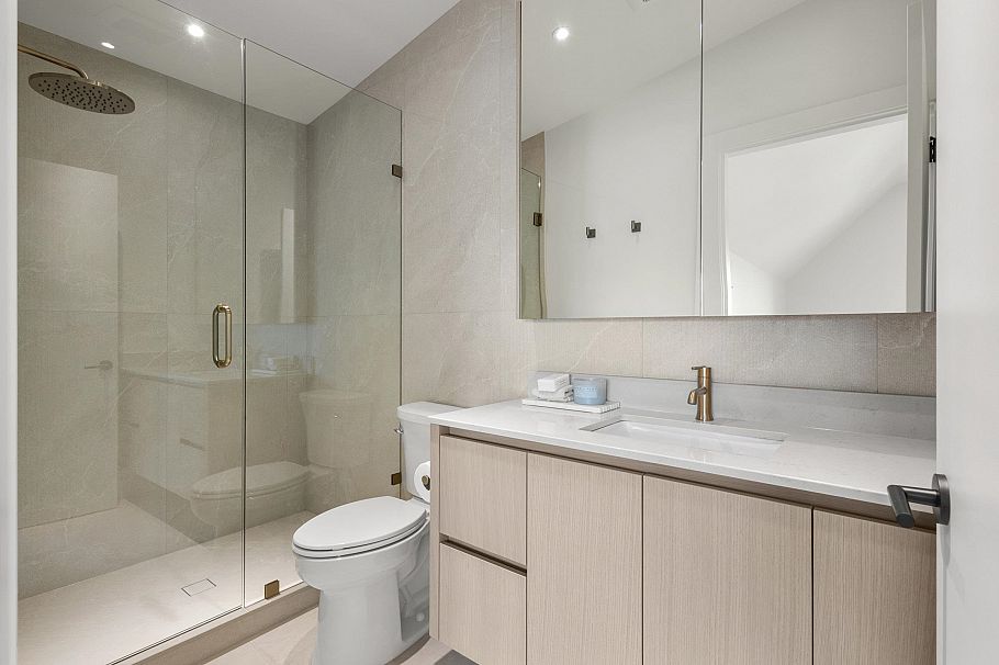 2 2425 Kitchener Street Vancouver, BC - 29