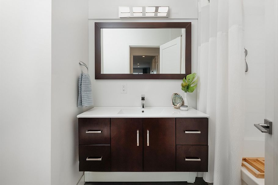 1095 W Keith Road North Vancouver, BC - 16