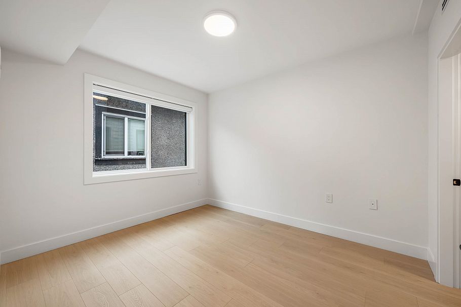 4 3065 Charles Street Vancouver, BC - 30