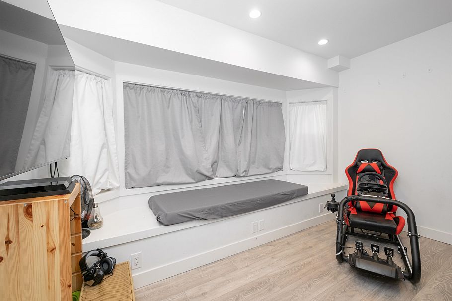 1095 W Keith Road North Vancouver, BC - 20