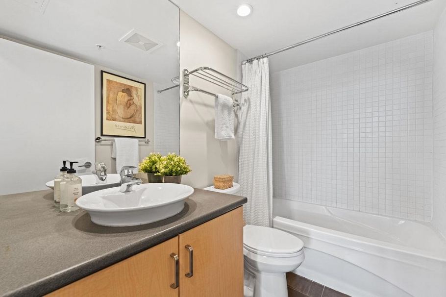 1209 155 W 1st Street North Vancouver, BC - 14