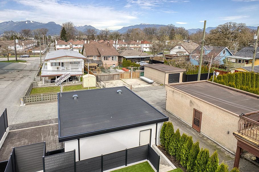 2 2425 Kitchener Street Vancouver, BC - 31