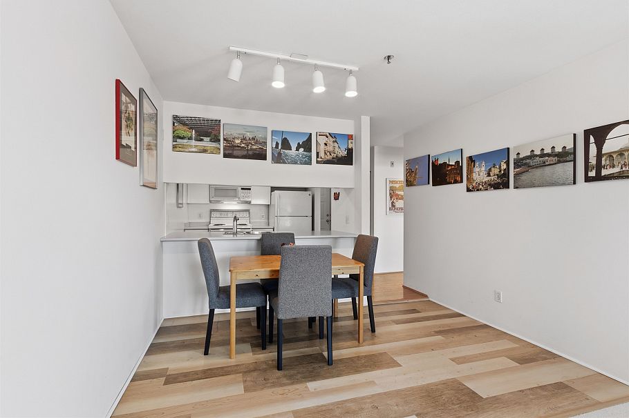 211 3250 W Broadway Vancouver, BC - 16