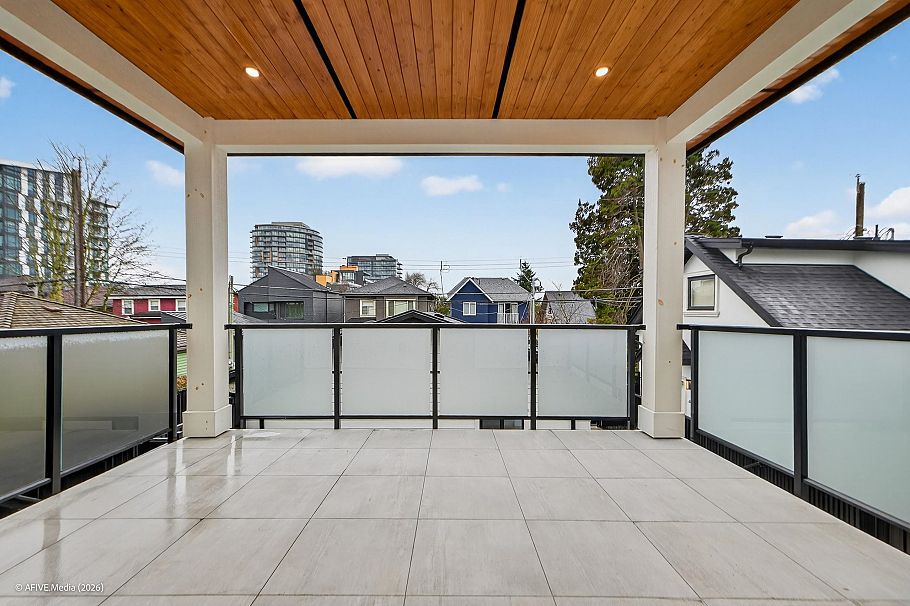 1554 W 66th Avenue Vancouver, BC - 2