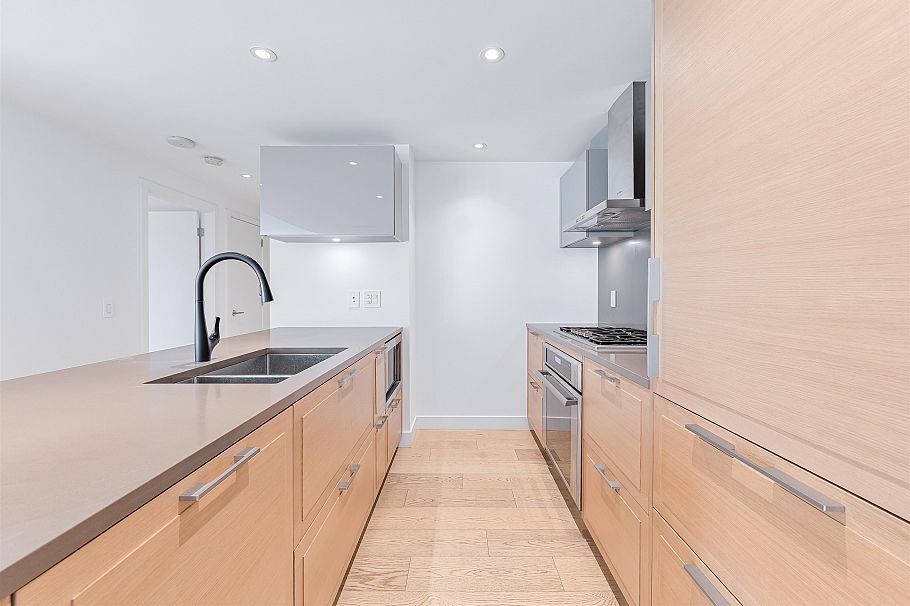 100 1561 W 57th Avenue Vancouver, BC - 8