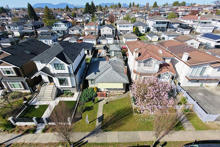 571 E 57th Avenue Vancouver, BC - 2