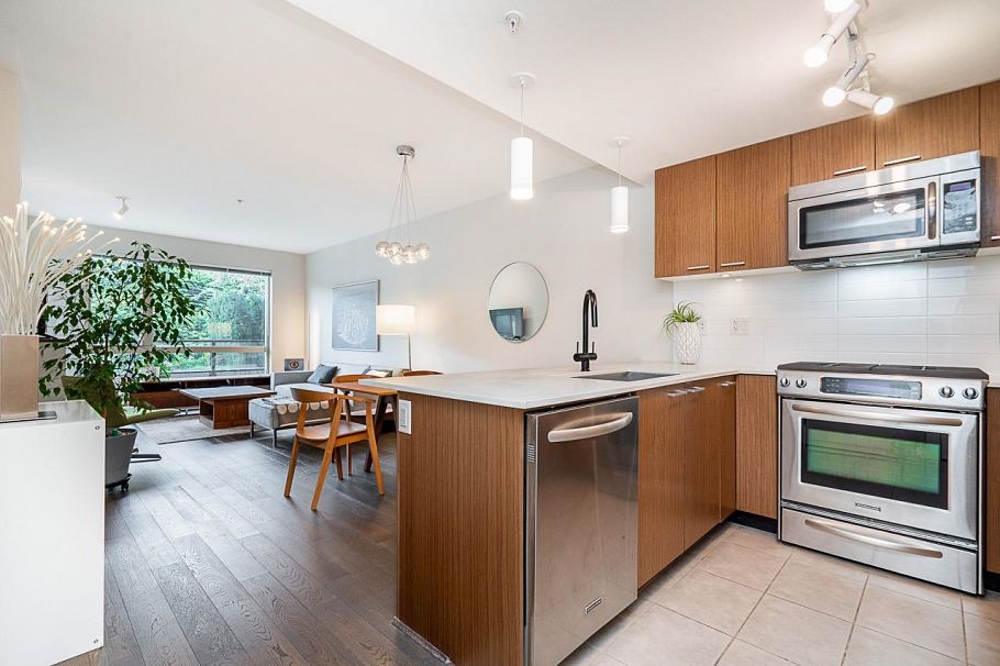 208 1330 Marine Drive North Vancouver, BC - 2