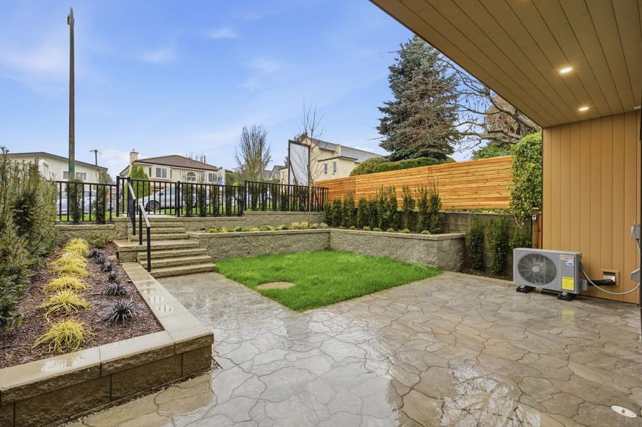 1 727 E 31st Avenue Vancouver, BC - 3