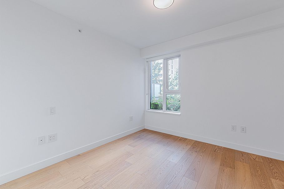 100 1561 W 57th Avenue Vancouver, BC - 5