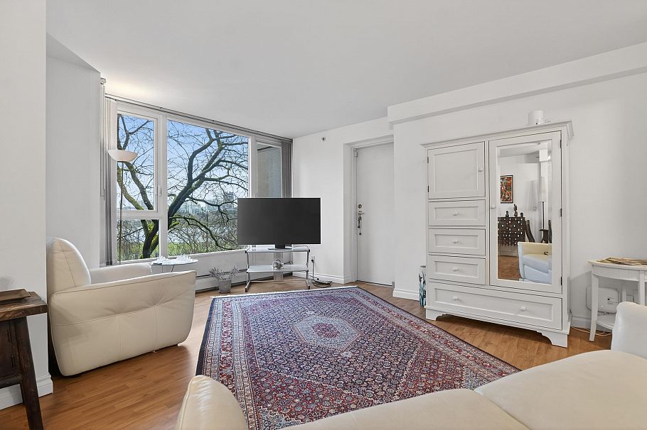 303 1388 Homer Street Vancouver, BC - 2