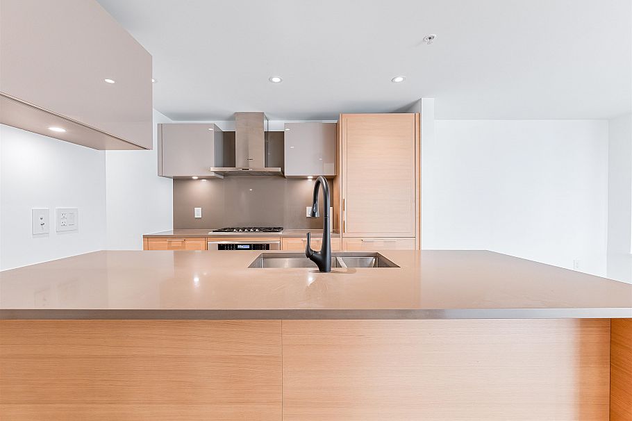 100 1561 W 57th Avenue Vancouver, BC - 7