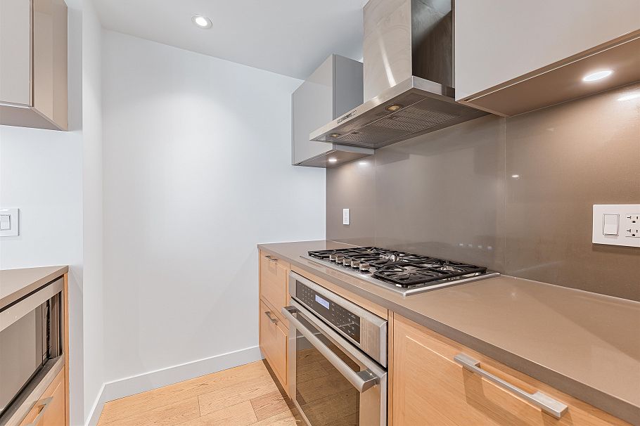 100 1561 W 57th Avenue Vancouver, BC - 10