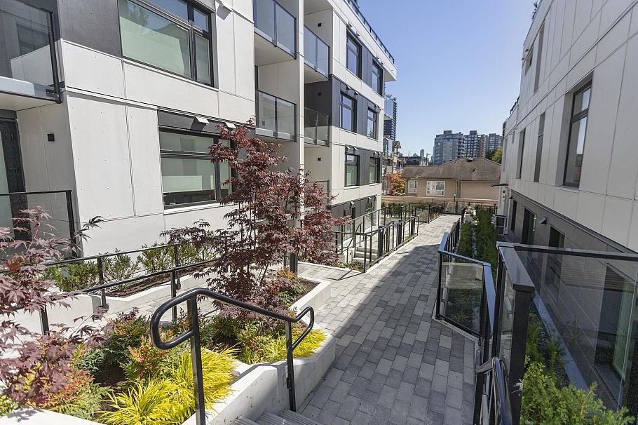 304 3264 Vanness Avenue Vancouver, BC - 18
