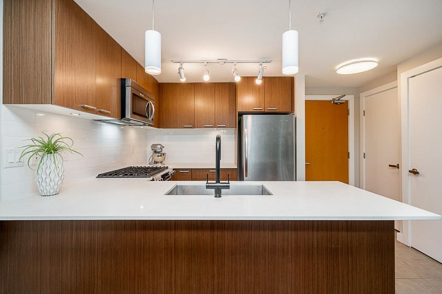 208 1330 Marine Drive North Vancouver, BC - 9