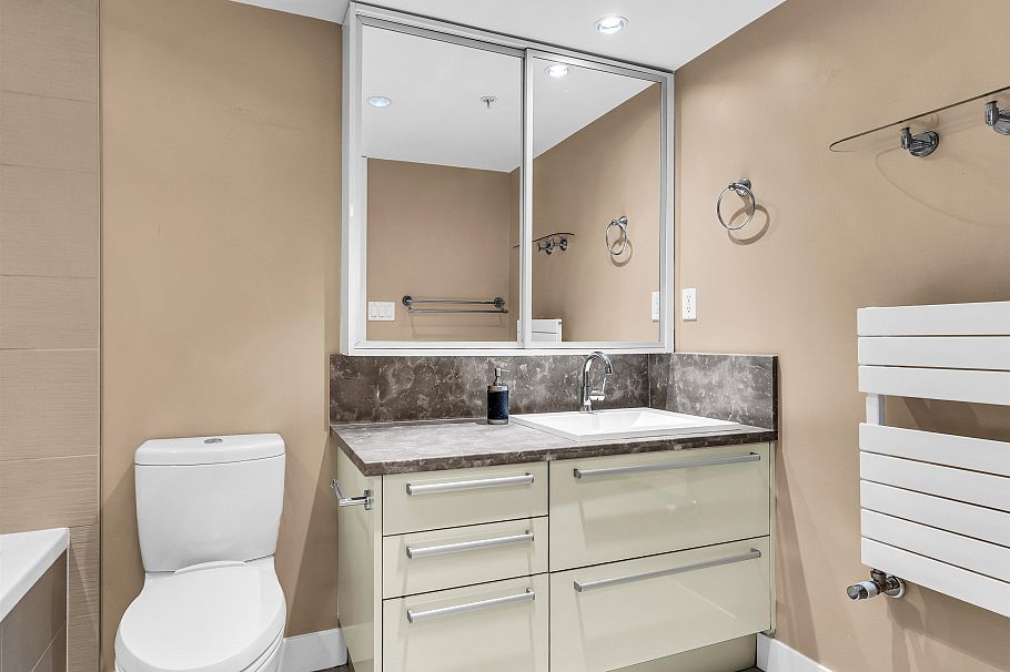 296 W 1st Avenue Vancouver, BC - 20