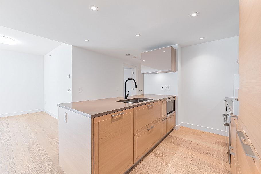 100 1561 W 57th Avenue Vancouver, BC - 9