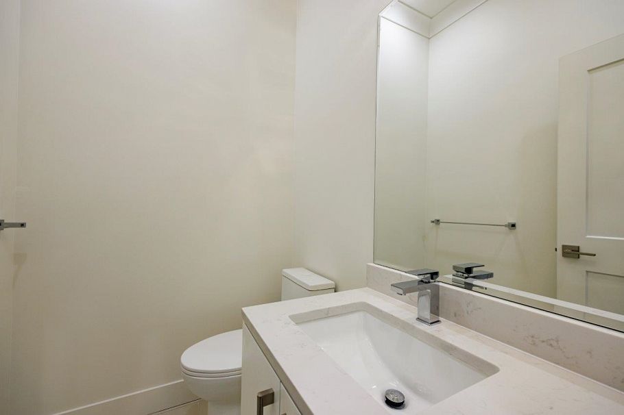 254 E 18th Street North Vancouver, BC - 18