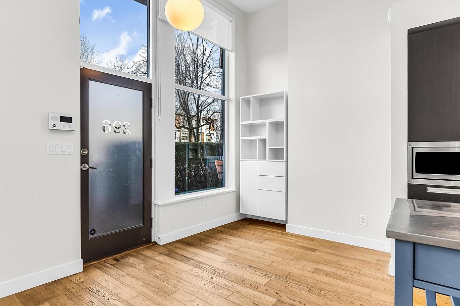 296 W 1st Avenue Vancouver, BC - 2