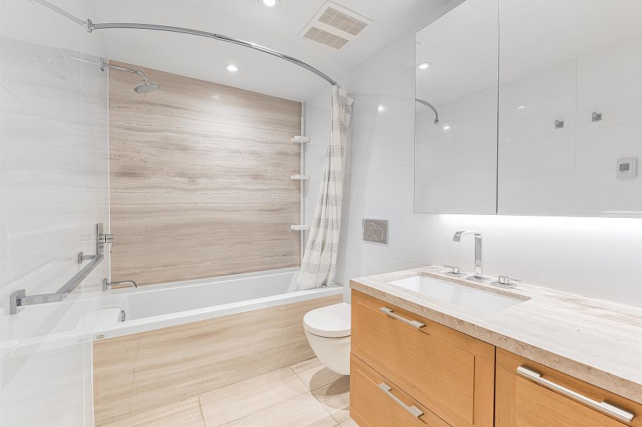 100 1561 W 57th Avenue Vancouver, BC - 4