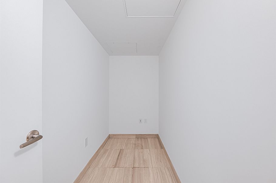 100 1561 W 57th Avenue Vancouver, BC - 3