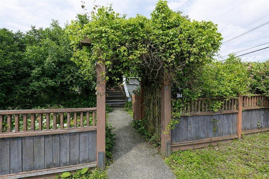 364 E 14th Street North Vancouver, BC - 3