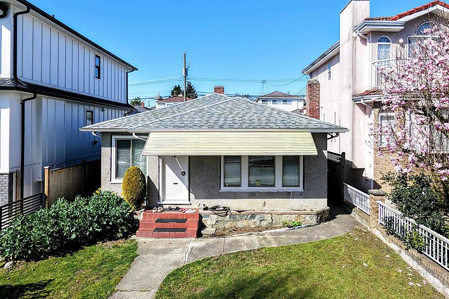 571 E 57th Avenue Vancouver, BC - 1