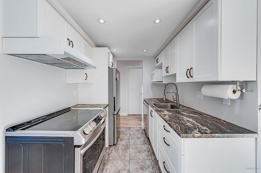 320 3080 Lonsdale Avenue North Vancouver, BC - 2