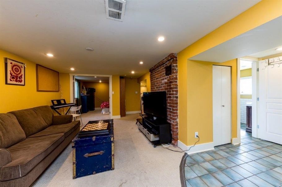 364 E 14th Street North Vancouver, BC - 30