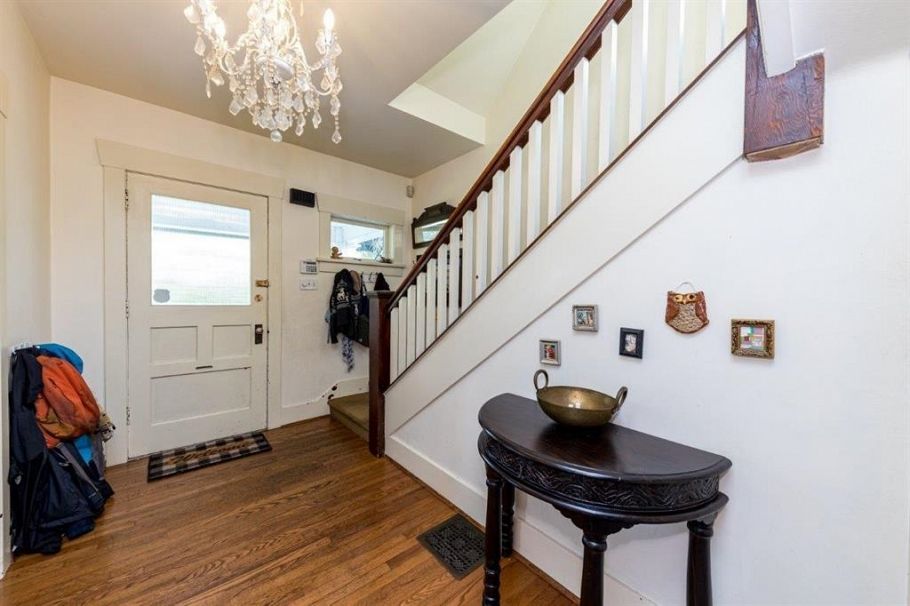 364 E 14th Street North Vancouver, BC - 19