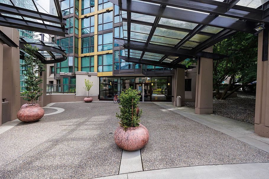 809 1331 Alberni Street Vancouver, BC - 2