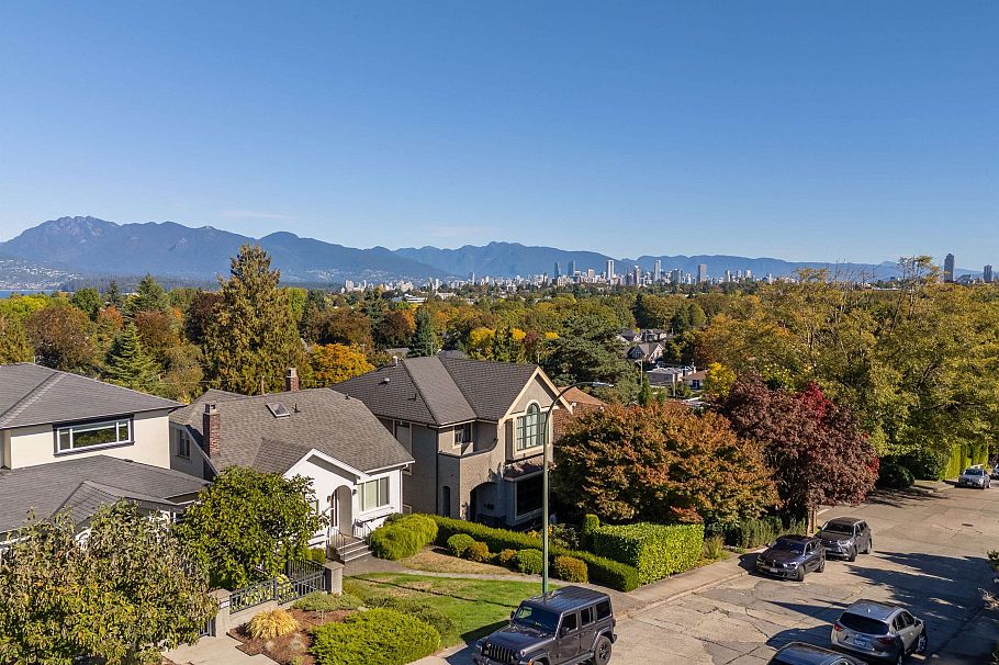 3511 W 15th Avenue Vancouver, BC - 1