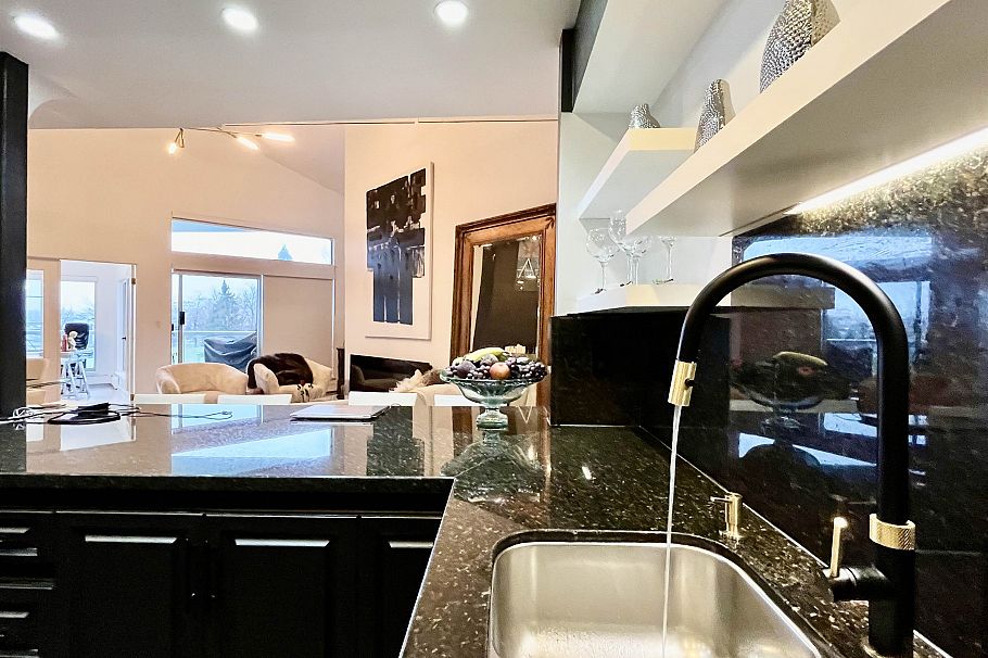 1306 33 Chesterfield Place North Vancouver, BC - 32
