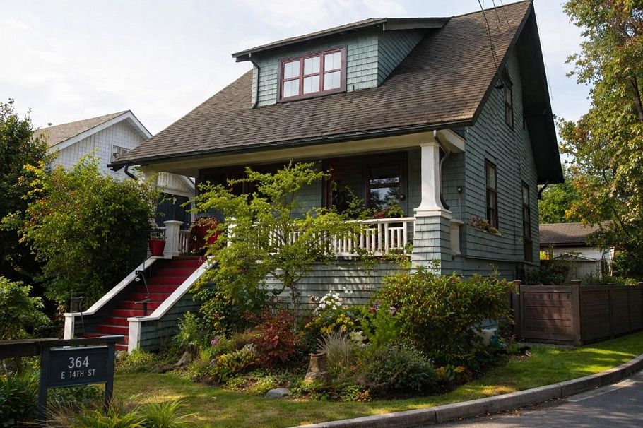 364 E 14th Street North Vancouver, BC - 2