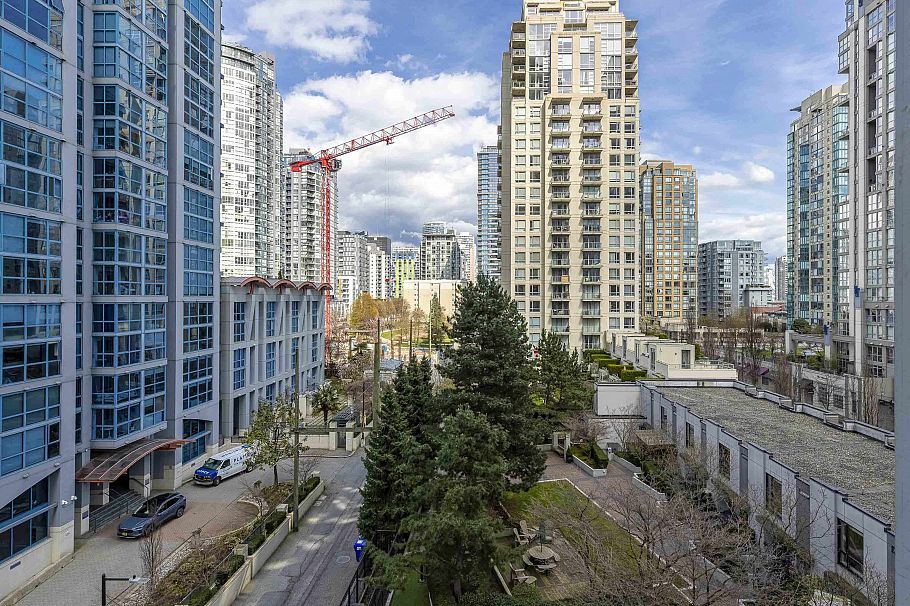 701 1295 Richards Street Vancouver, BC - 2