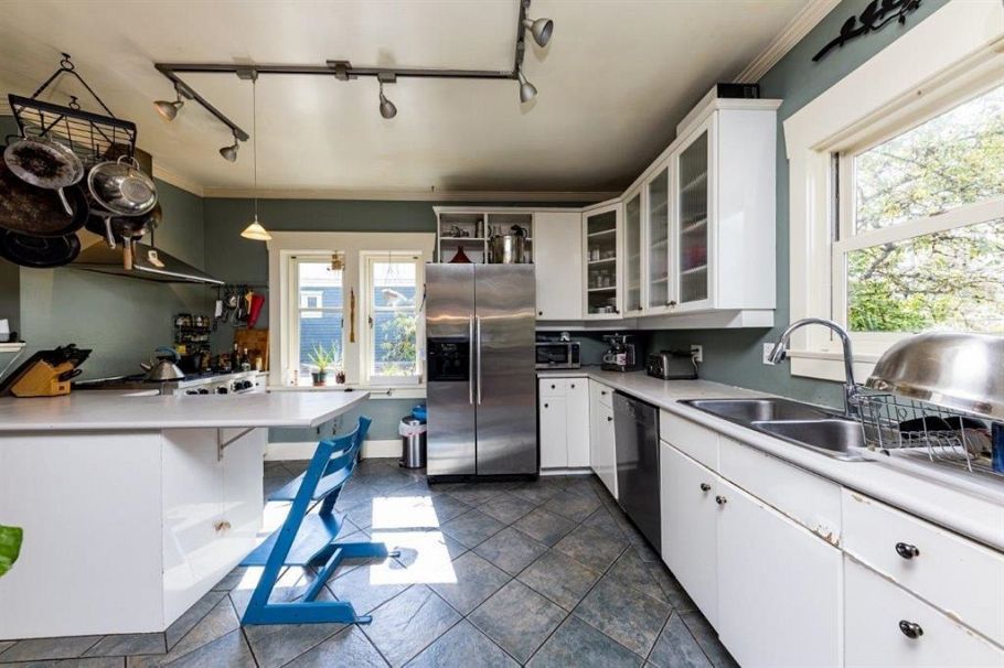 364 E 14th Street North Vancouver, BC - 15