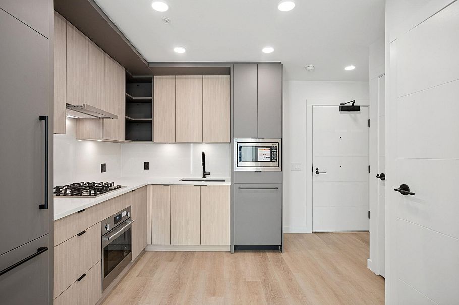 104 2268 E Broadway Street Vancouver, BC - 3