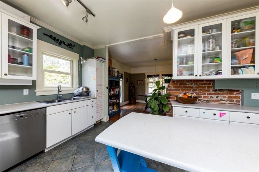 364 E 14th Street North Vancouver, BC - 18