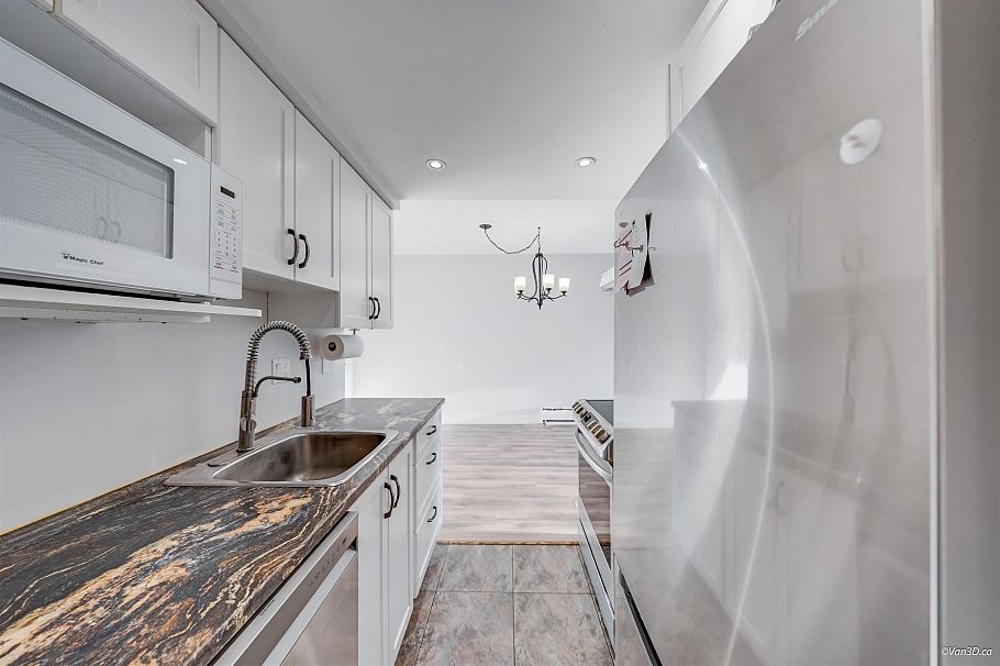 320 3080 Lonsdale Avenue North Vancouver, BC - 3