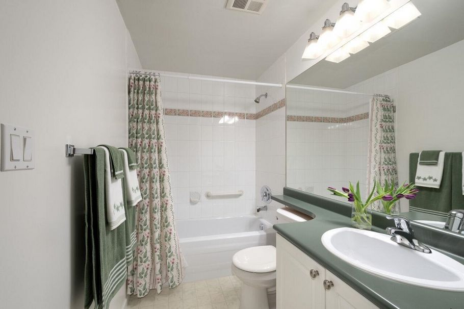 P03 223 Mountain Highway North Vancouver, BC - 18