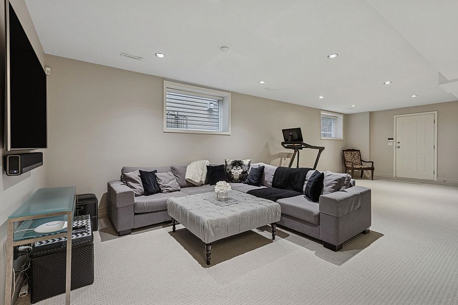 4081 Woodbury Avenue North Vancouver, BC - 35