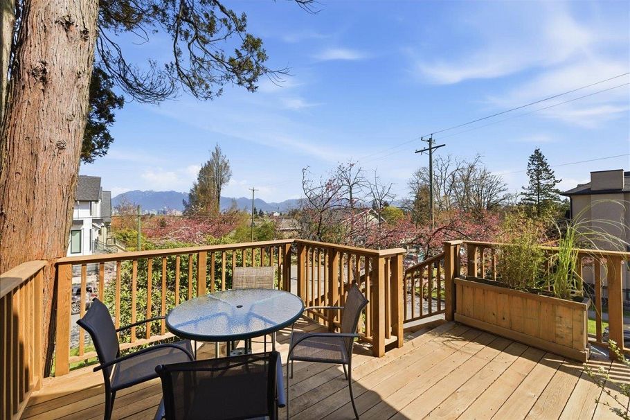 706 W 24th Avenue Vancouver, BC - 2