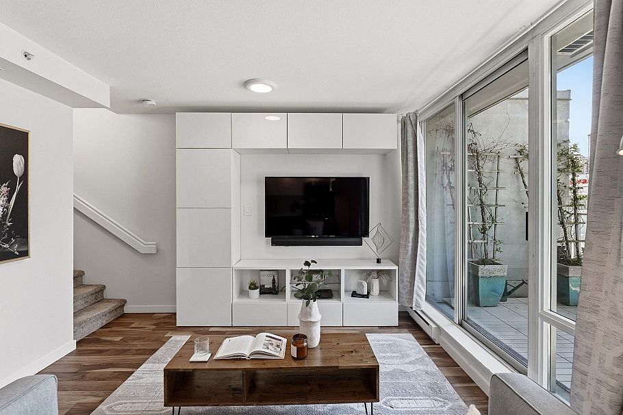 312 328 E 11th Avenue Vancouver, BC - 3