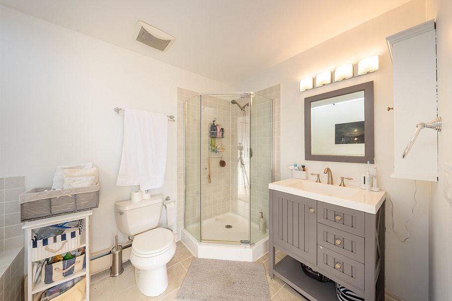 3982 W 29th Avenue Vancouver, BC - 29