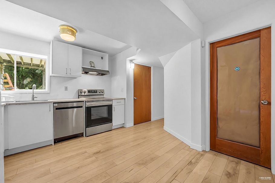 4578 Capilano Road North Vancouver, BC - 16