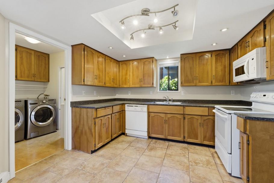 253 E 19th Street North Vancouver, BC - 18