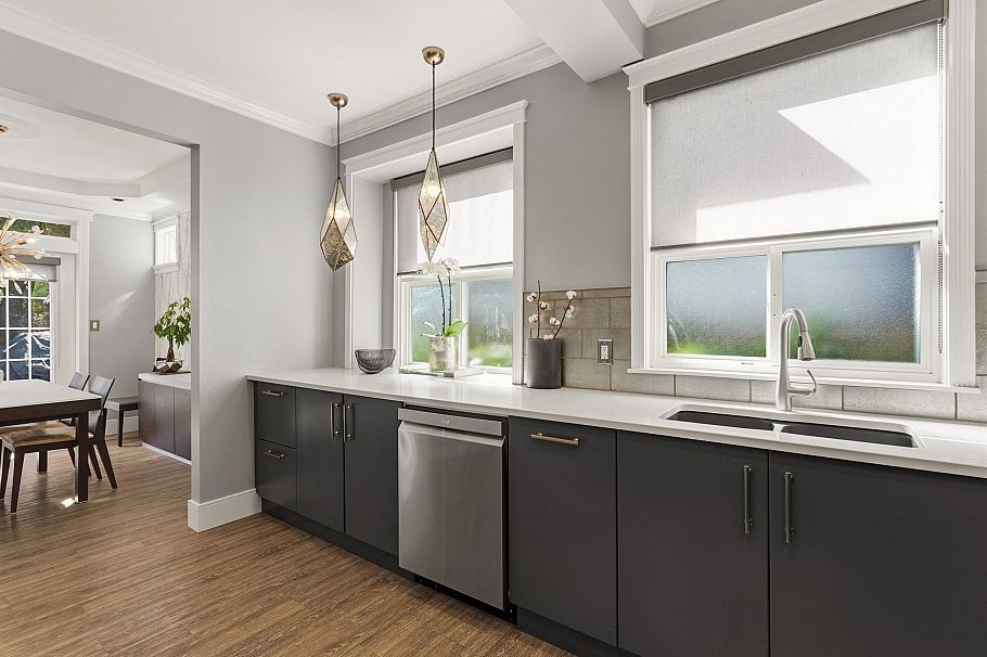 2855 W 16th Avenue Vancouver, BC - 9