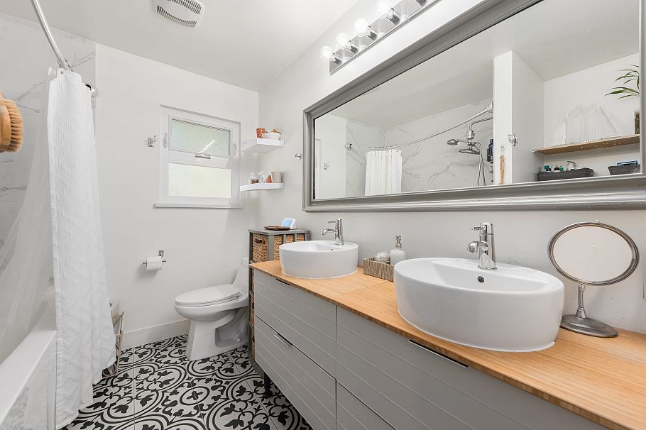 300 E 25th Street North Vancouver, BC - 20