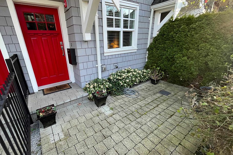 922 W 15th Avenue Vancouver, BC - 4